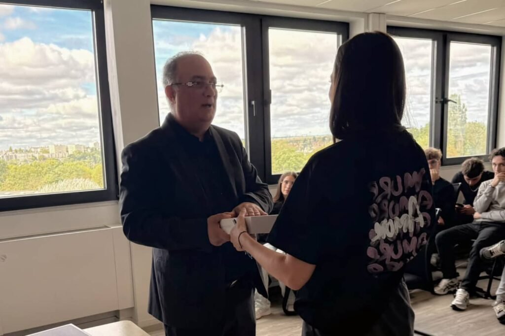 Étudiant de l’ESMC Paris lors de la remise d’un MacBook Pro