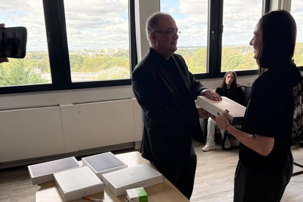 Étudiants de l’ESMC Paris lors de la remise des MacBook Pro