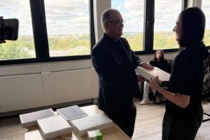 Remise d’un MacBook Neo à une étudiante de l’ESMC Paris