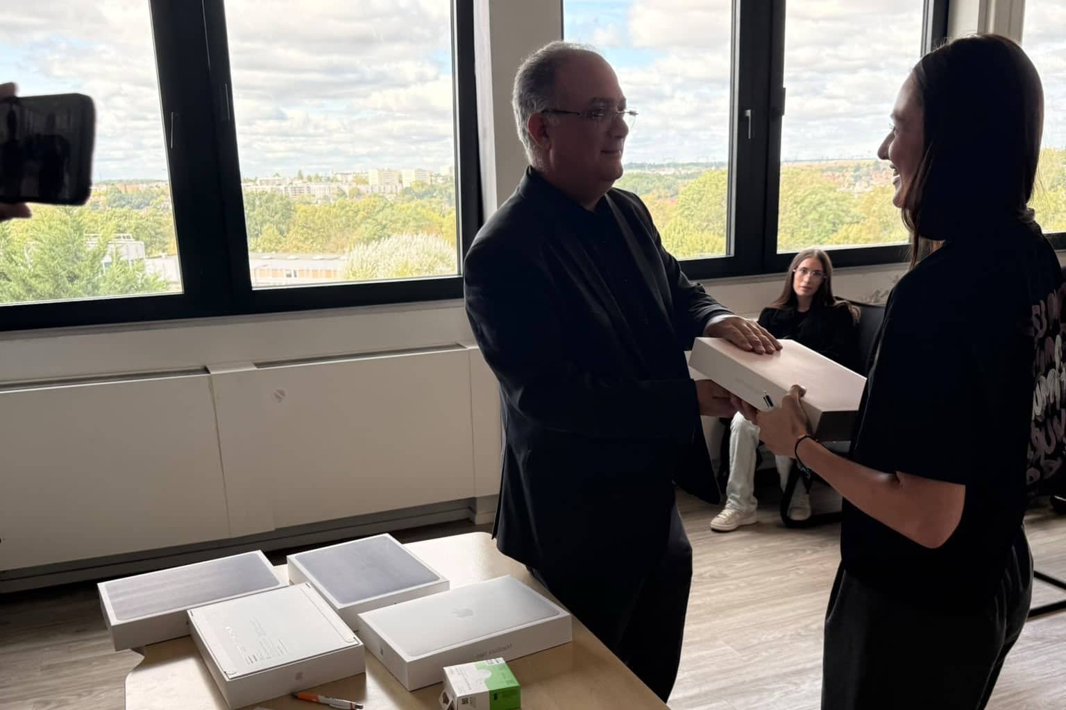 Remise d’un MacBook Neo à une étudiante de l’ESMC Paris