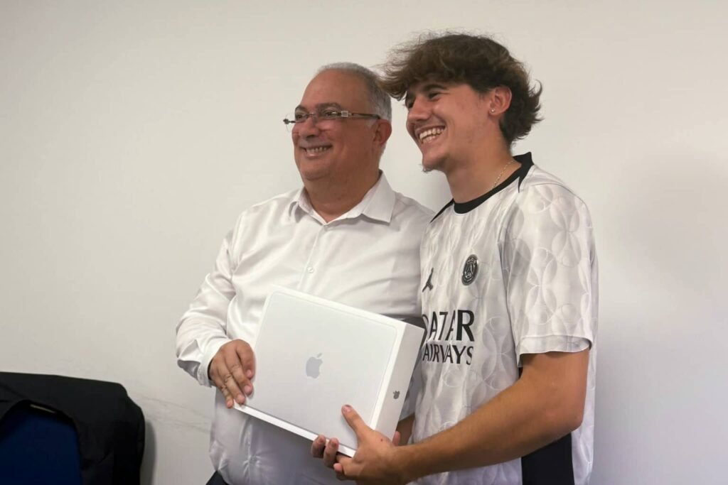 Remise des MacBook Pro aux étudiants éligibles de l’ESMC Paris pendant la rentrée