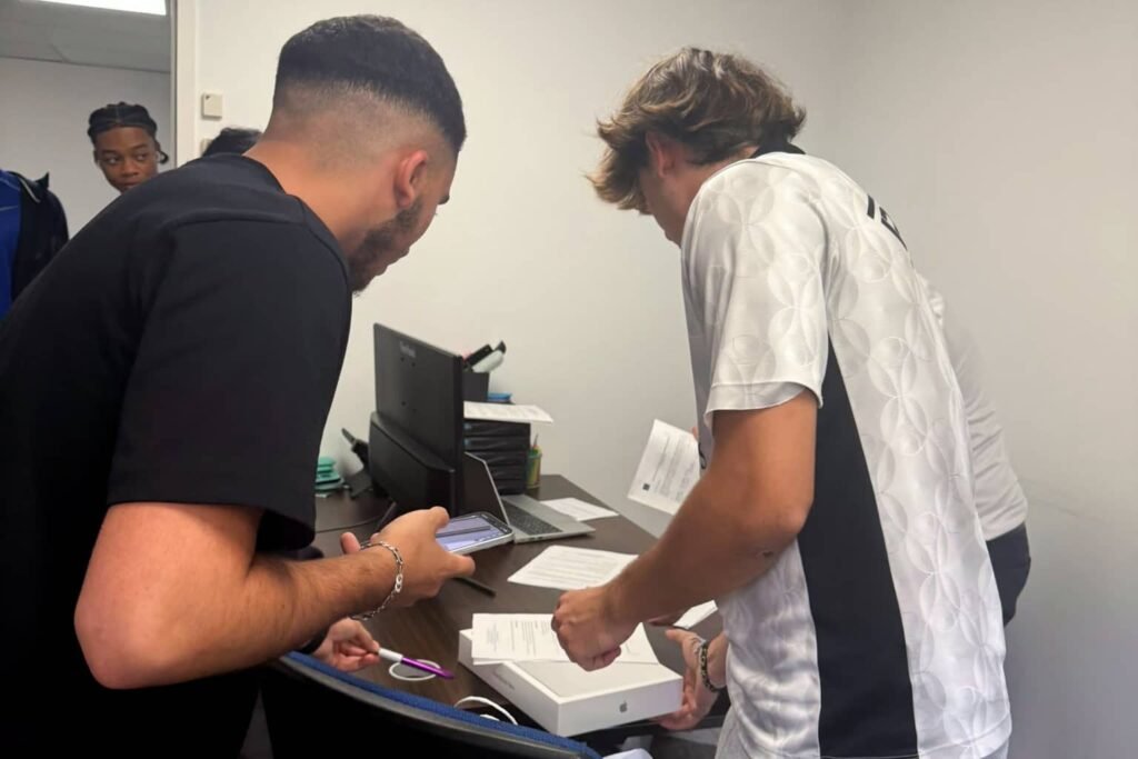 MacBook Pro remis dans le cadre de la rentrée à l’ESMC Paris