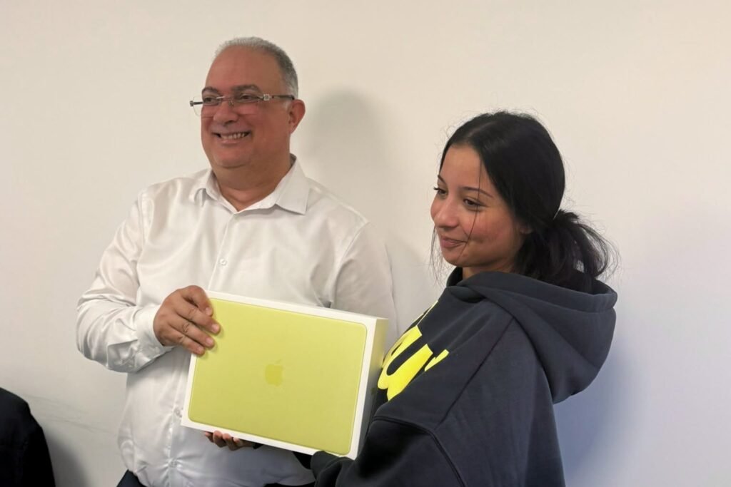 Étudiants de l’ESMC Paris pendant la remise des MacBook Pro
